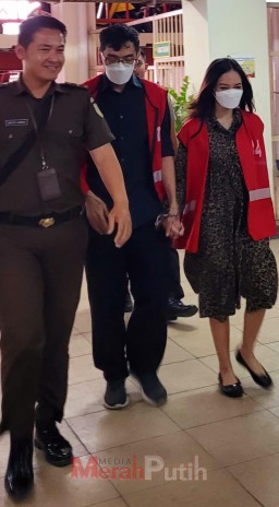 Baca juga : Vonis Akumulasi Berbeda 3 Terdakwa Kebaya Merah dan Threesome