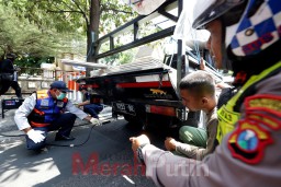Pantau Kadar Gas Pemkot Surabaya Uji Emisi Kendaraan