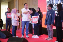 Eri Cahyadi Serahkan Beasiswa sebanyak 2.700 Mahasiswa