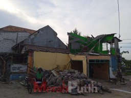 Bangunan Ambruk di Bulak Banteng Diduga dampak Proyek Saluran Top Bottom, Kontraktor Bakal Benahi