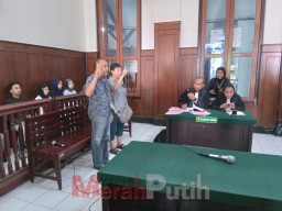 Sutikno Bayar Pesanan Kain Pakai Cek Kosong