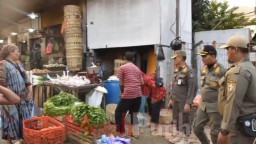 Baca juga : Satpol PP Surabaya Rutin Tertibkan PKL di Pedestrian Pasar Keputran