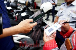 Warga belum Siap Bayar Parkir via QRIS? Ada Voucher Langganan jadi Solusi