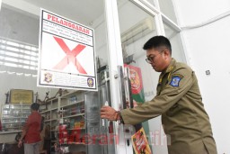 Satpol PP Segel Toko Penjual Mihol Tak Berizin di Perkampungan