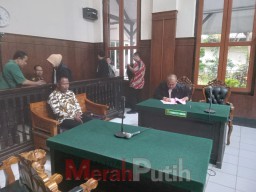 Waduh Terdakwa Penimbunan Pupuk Subsidi Kepergok Keluarkan Uang segebok saat Antri Sidang