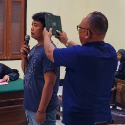 Sembarangan! Pengunjung Sidang Mendadak Jadi penyumpah saksi