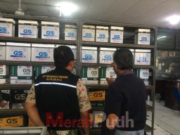 YLPK Jatim Gandeng UPT Perlindungan Konsumen Surabaya Sidak Penjual Aki GS di Kedungodoro