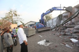 Urai Kemacetan, Pelebaran Jalan Raya Menganti