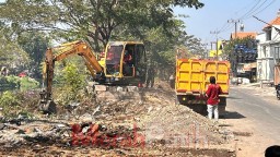 Pelebaran Jalan, Usaha Barang Bekas di Bantaran Sungai Kali Tebu Dibongkar