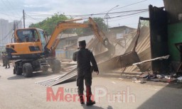 Baca juga : 15 Bangunan Liar di bawah Jembatan Layang Tambak Mayor Dibongkar