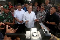 Menko Pangan dan Mendag Tinjau Ketersediaan Bapok di Pasar Dukuh Kupang Surabaya