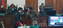 Anak Bos Ritadent Terjatuh di Selokan Setelah Berebut Koper dengan Buruh