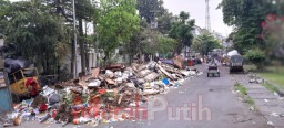 Baca juga : Berserakan Tumpukan Sampah di TPS Krembangan Surabaya