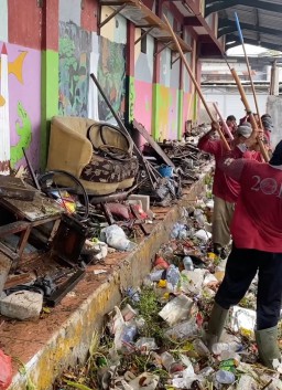 Sampah Kursi Tersangkut, Pompa Kalisari Rusak Total Wali Kota Eri: Stop Buang Sampah ke Sungai!