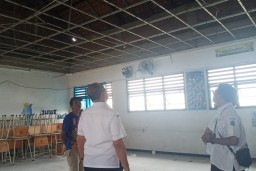 Plafon Kelas SMPN 60 Surabaya Ambruk Saat Pelajaran