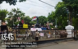 Tolak Relokasi RPH, Ratusan Jagal Pegirian Bawa 4 Sapi Kepung Balai Kota Surabaya