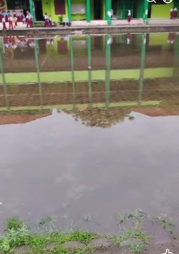Hari Pertama Masuk Sekolah Ratusan Siswa SDN Ujung V Semampir Gagal Upacara Akibat Tergenang