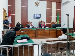 Terdakwa Bom Molotov Ngaku Dipukul Saat Diperiksa, Penyidik Membantah