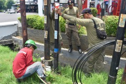 18 Tiang Kabel Fiber Optik Ilegal di Panjang Jiwo Dicabut Satpol PP