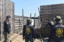 40 Gudang Sampah Ilegal di Kawasan TPA Benowo Ditertibkan