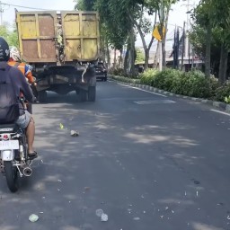 Sampah Berserakan dari Truk Viral Ini Kata DLH Surabaya