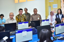 Wamendikdasmen Tinjau TKA di Surabaya, Tekankan Evaluasi Pendidikan