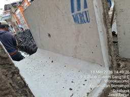 Proyek Jalan Paving Bulak Rukem Rp298 Juta, U-ditch Pecah Pekerja dari Luar Kota