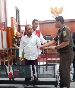 Dua Terdakwa Kasus Kekerasan Pengosongan Rumah Nenek Elina Dituntut penjara 1 Tahun hingga 1,5 Tahun