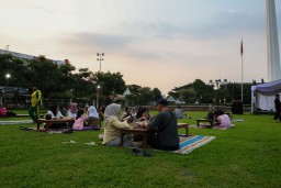 Tugu Pahlawan Jadi Cangkrukan Santai Warga Antusias Ikuti Senja Budaya