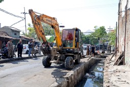 Lapak PKL di Jalan Gembong Tebasan Dibongkar untuk Kembalikan Fungsi Saluran
