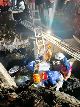 Tragis Pasutri Lansia Terperosok ke Proyek Gorong-gorong di Margorejo Istri Tewas