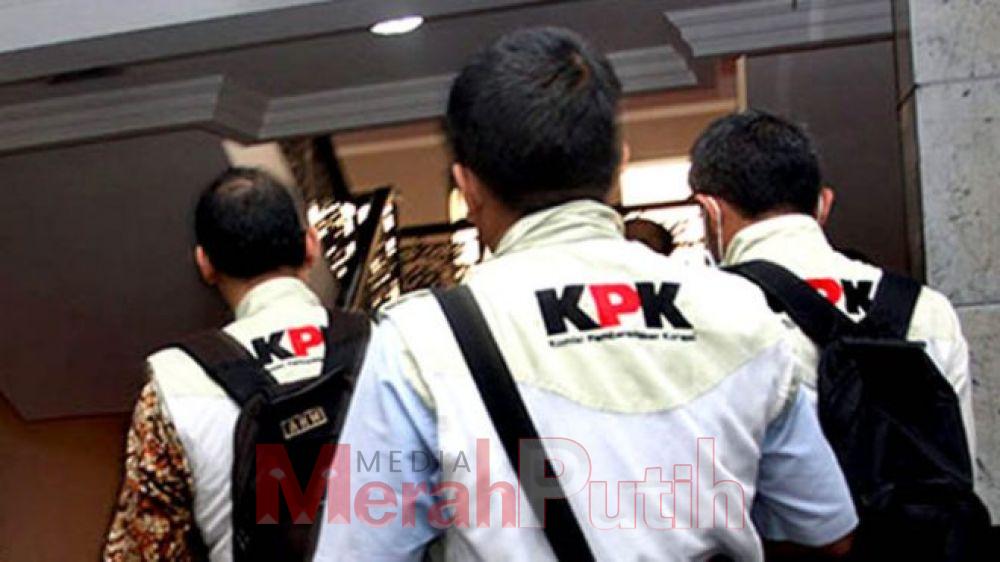 Tim penyidik KPK telah memanggil para Ketua Pokmas untuk diperiksa kaitannya dengan kasus suap dana hibah Pemprov Jatim dengan dengan tersangka Wakil Ketua DPRD Jawa Timur (Jatim) Sahat Tua Simandjuntak di Sampang Madura jawa Timur, Kamis (16/3) I MMP I d