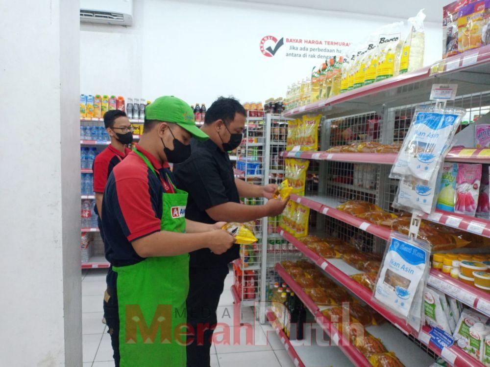 Dinkopumgdag Kota Surabaya, memastikan, bahwa operasi pasar telah digelar di sejumlah permukiman sebagai upaya untuk mengantisipasi kelangkaan maupun adanya penimbun minyak goreng I MMP