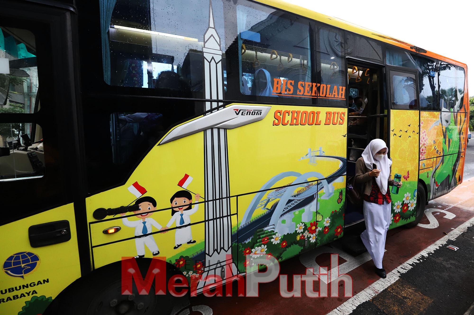 armada Bus Sekolah gratis bagi siswa untuk mengurangi penggunaan kendaraan bermotor bagi pelajar dibawah umur dan menekan angka kecelakaan lalu lintas yang melibatkan pelajar I MMP I dok pemkot