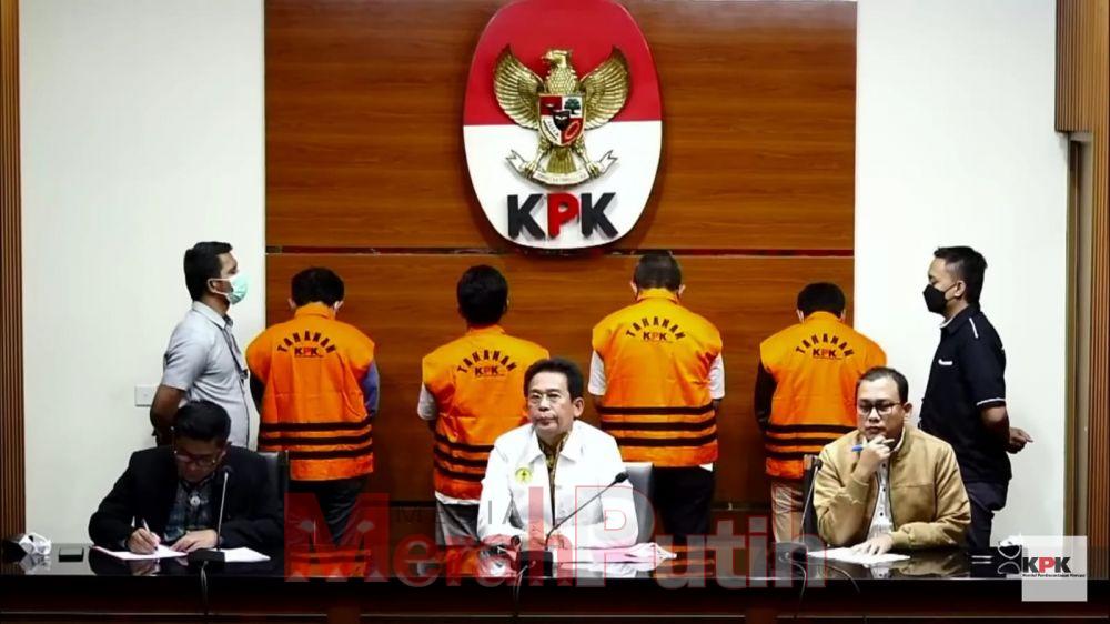 Konpers KPK terkait pengungkapan kasus suap pengelolaan dana hibah DPRD Jatim melalui Pokmas. KPK dalam waktu dekat akan menyidangkan dua tersangka penyuap Wakil Ketua DPRD Jawa Timur (Jatim) Sahat Tua P Simanjuntak I dok.