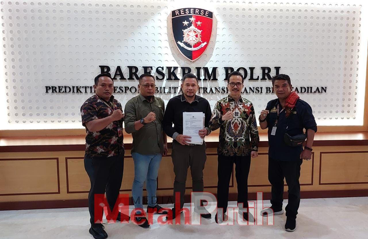 Ketua LSP Pers Indonesia, Hence Mandagi resmi mempolisikan eks Pelaksana Tugas Ketua Dewan Pers M. Agung Dharmajaya di Badan Reserse dan Kriminal Polri Jakarta, Selasa (7/2) terkait dugaan pencemaran nama baik lembaga I MMP I Red.
