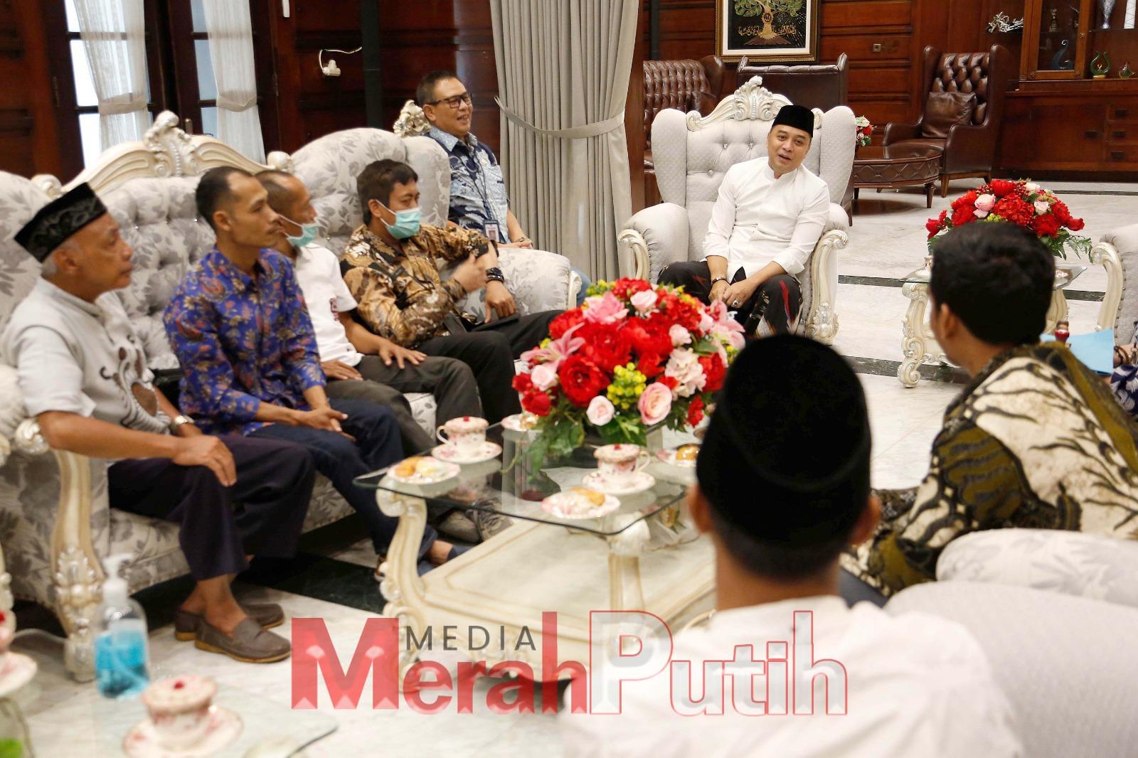 Sejumlah ketua RT mendatnagi kediaman rumah dinas Wali Kota Eri Cahyari sembari membawa stempel RT/RW untuk dikembalikan ke Pemkot Surabaya lantaran terganggu musik Rekreasi Hiburan Umum (RHU) yang tak jauh dari lingkungan rumah warga, di kawasan RT 01, 0