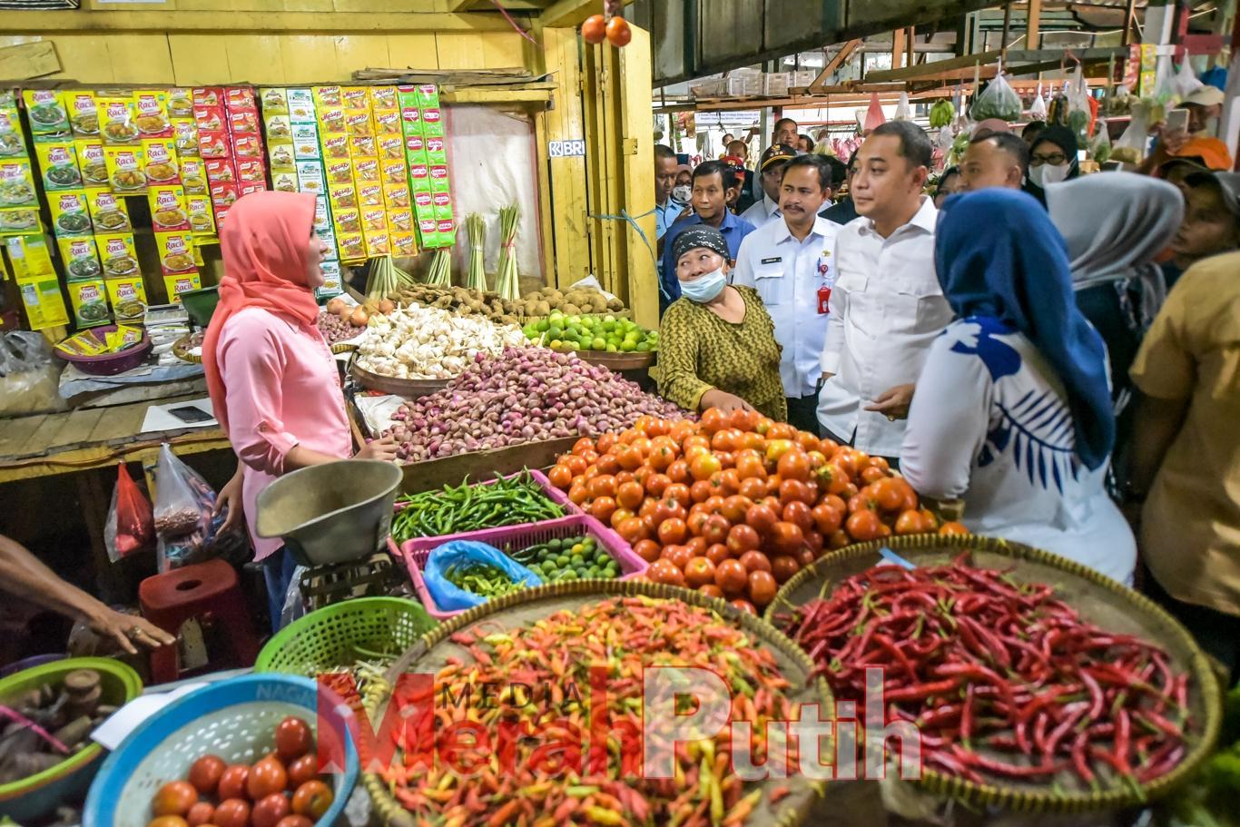 Wali Kota Eri Cahyadi menyusuri lorong-lorong stand di Pasar Pucang Anom untuk mengobrol langsung dengan pedagang untuk memastikan stok dan harga beras dan Minyakita serta bahan pokok (Bapok) stabil, Rabu (15/2) I dok humas.