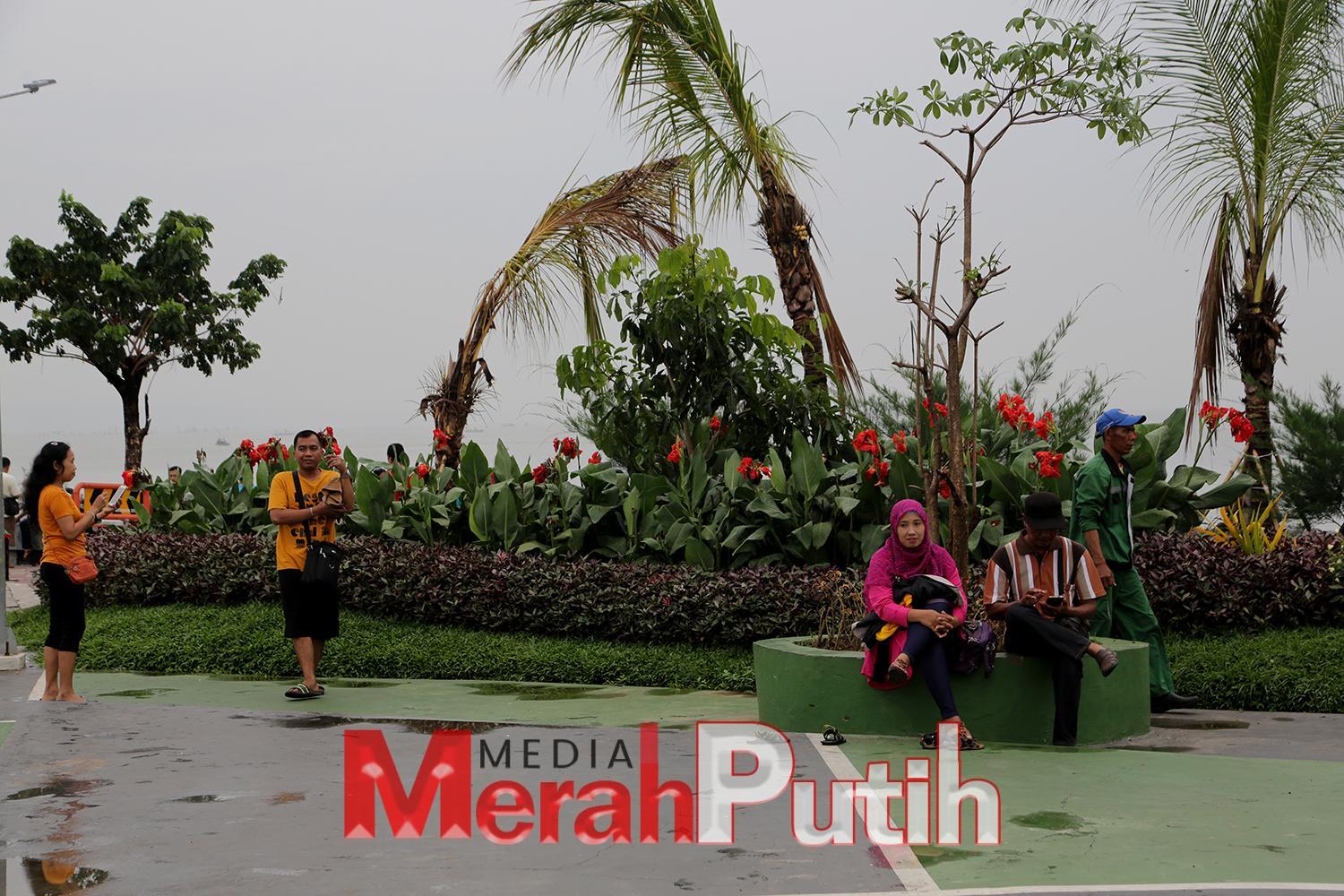 Fasilitas bermain anak yang ada di taman bermain itu diantaranya perosotan, jungkat-jungkit, ayunan, pasir-pasiran dan berbagai fasilitas lainnya. Bahkan, di Taman Flora dan Kebun Bibit itu juga dilengkapi area outbound dan beberapa fasilitas outbound