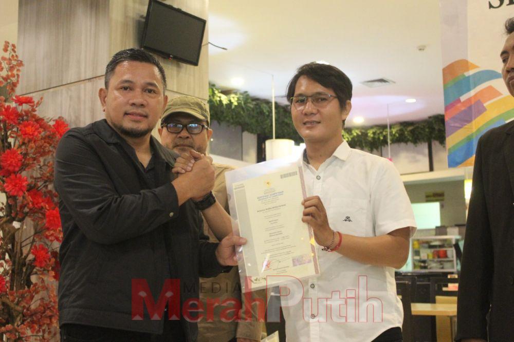 Hence Mandagi, Ketua Lembaga Sertifikasi Profesi (LSP) Pers Indonesia, menyerahkan Sertifikasi Kompetensi Wartawan Utama yang berlisensi dari Badan Nasional Sertifikasi Profesi (BNSP) kepada Pemimpin Redaksi Media Merah Putih, Antonius Andhika setelah mel