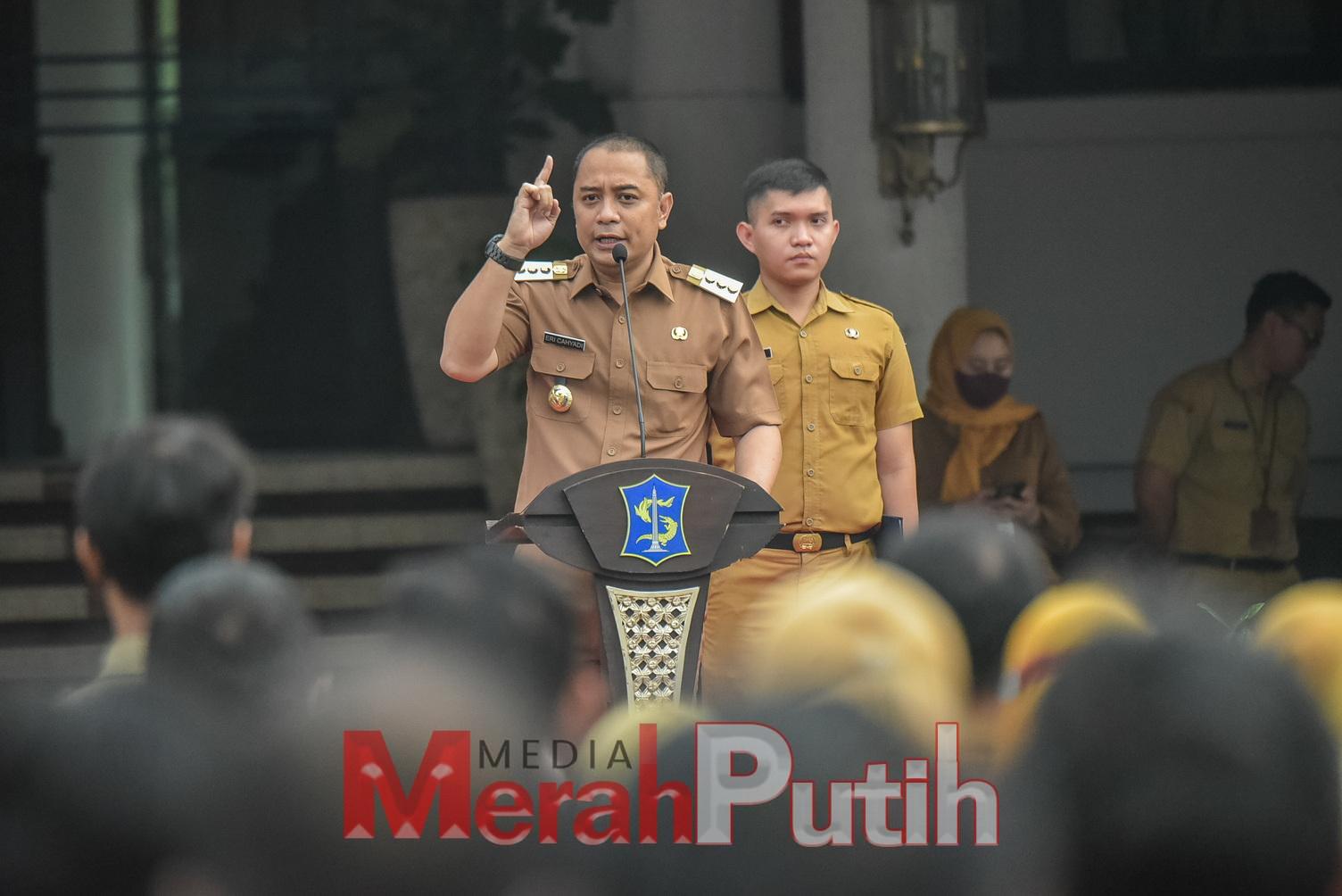 Wali Kota Eri Cahyadi memberikan pengarahan semua jajaran ASN Pemkot Surabaya pada apel pagi di Balai Kota mengenai prilaku hidup sederhana pada ASN yang tidak gemar memamerkan harta kekayaan terlebih lewat media sosial (Medsos) I dok.