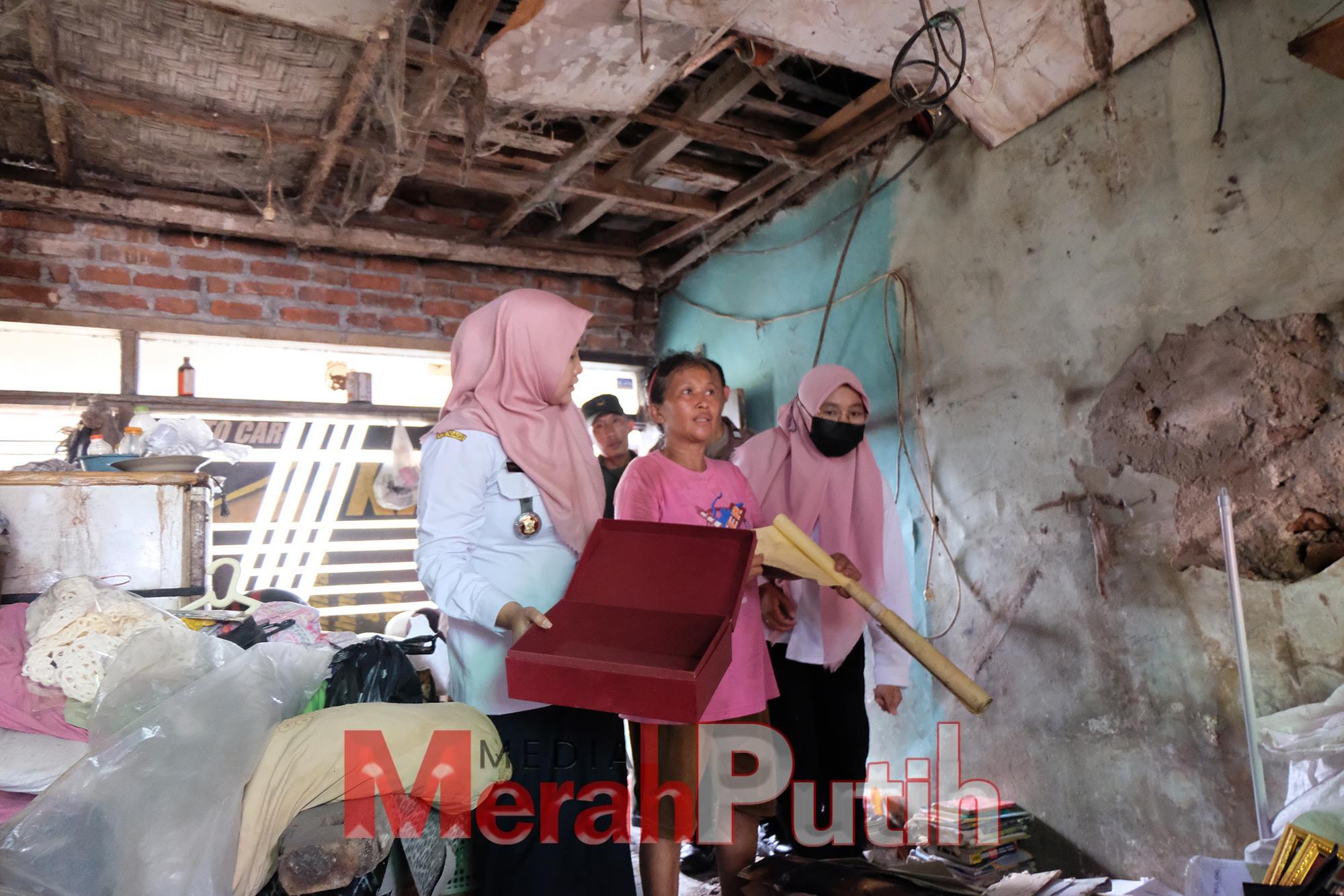 Lurah Gayungan Pramudita Yustiani meninjau langsung keluarga Yutriana tinggal di rumah yang sudah tidak layak huni karena kayu-kayu rumahnya sudah terlihat keropos, dan di bagian belakang rumahnya sudah ambruk. Bahkan, di sekeliling rumahnya juga dipenuhi
