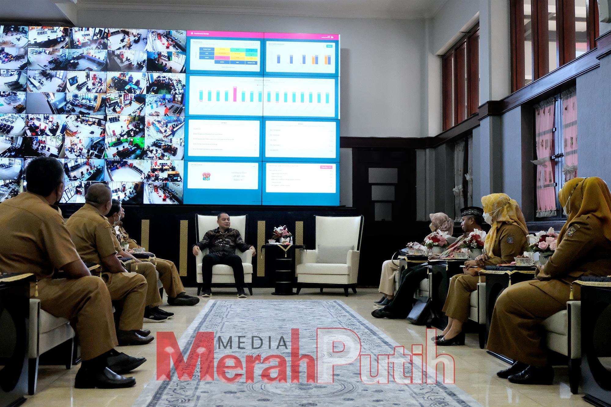 Wali Kota Eri Cahyadi meminta setiap sekolah wajib menerima 5 persen siswa tidak mampu sesuai dengan peraturan Undang-undang dan apabila ada sekolah swasta yang tidak berkenan menerima siswa tidak mampu, maka bisa menyerahkannya kepada pemkot, kemudian di