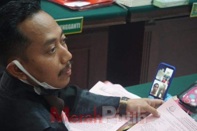 Jaksa Penuntut Umum (JPU) Damang Anubowo dari Kejaksaan Negeri Surabaya saat membacakan surat tuntutan terhadap terdakwa M. Ismail di PN Surabaya, Rabu (1/2) I MMP I Ti0