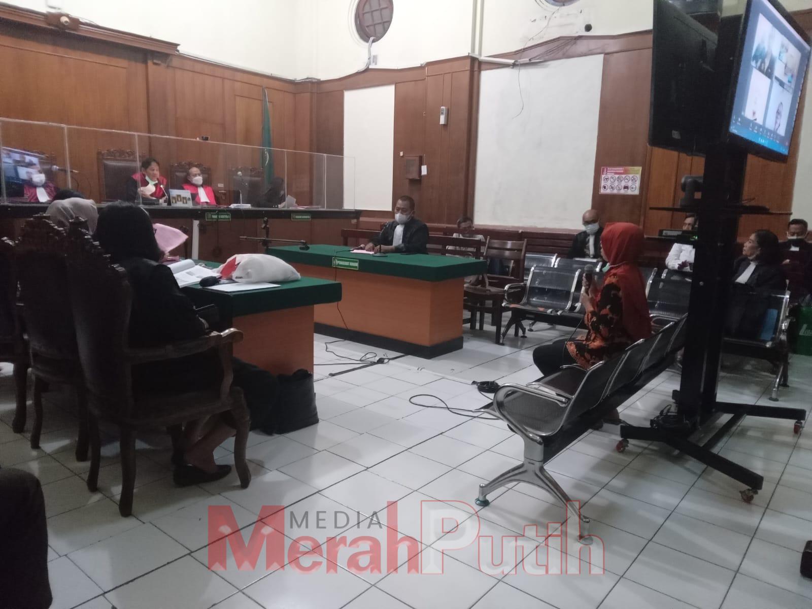 Saksi ahli Nur Zainab pengawasan obat dan makanan BPOM Jatim saat memberikan keterangan pada sidang lanjutan perkara penjualan kosmetik yang tidak memiliki izin edar di PN Surabaya, Kamis (2/2) I MMP I Ti0