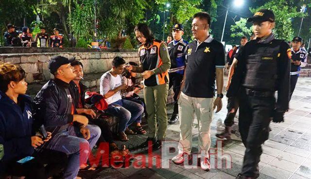 Pemkot Surabaya saat ini terus menggencarkan pengawasan dan pengendalian urbanisasi itu. Bahkan, pemkot juga bekerjasama dengan RT dan RW untuk memonitoring warganya. Di samping itu, pemilik kos-kosan juga diminta untuk melaporkan kepada RT dan RW apabila