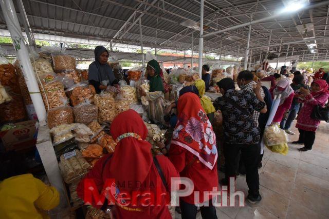 Faktor yang menjadi sorotan lain ialah penjualan melalui platform online atau e-commerce. Saat ini pedagang-pedagang mengeluhkan ekspansi platform digital yang merebak dalam perdagangan I MMP I dok