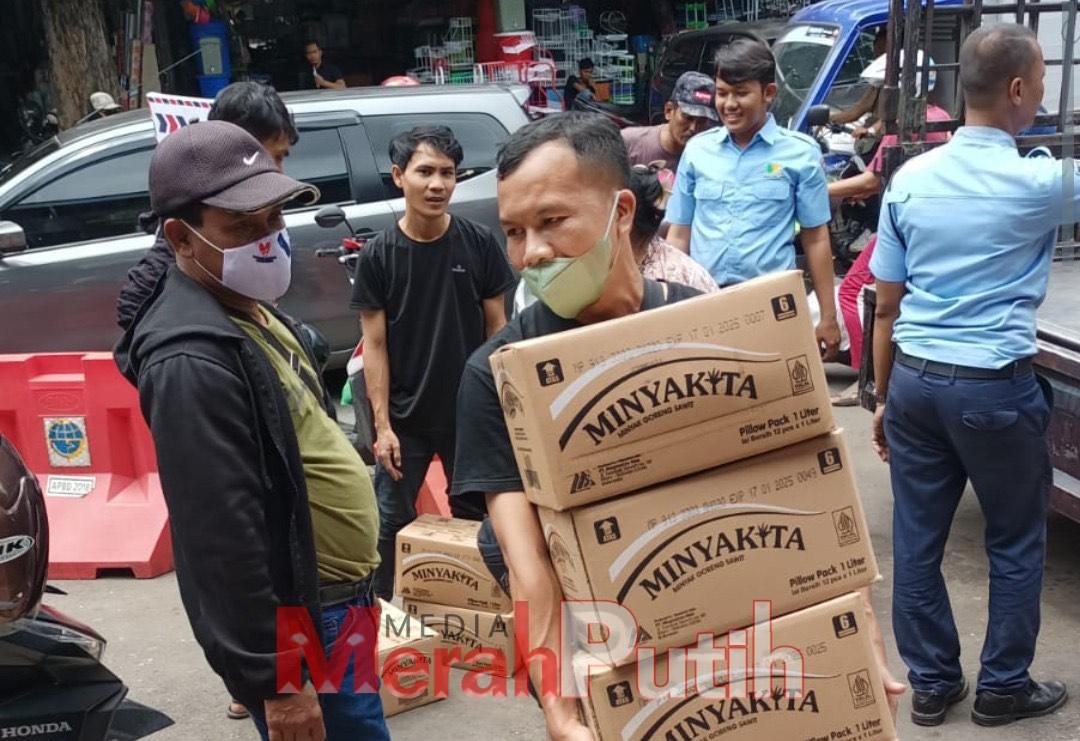 Dinkopdag Surabaya menggelar operasi pasar kali ini harga jual minyak goreng kepada masyarakat wajib menyesuaikan Harga Eceran Tertinggi (HET), maksimal Rp 14.000 ribu per liter Sedangkan dari distributor ke pedagang, dijual Rp 12.600 ribu per liter I MMP
