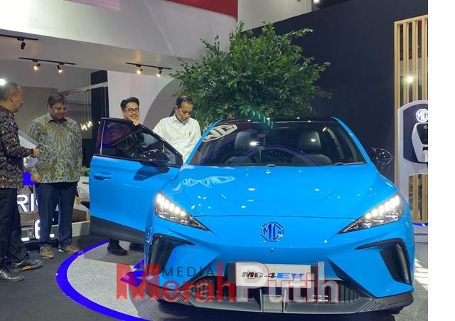 Presiden Indonesia Joko Widodo, Marketing & PR Director MG Motor Indonesia Arief Syarifudin, Menteri Koordinator Bidang Perekonomian Airlangga Hartanto, Menperin Agus Gumiwang Kartasasmita terpukau dengan Desain eksteriornya pun sudah terlihat sangat futu