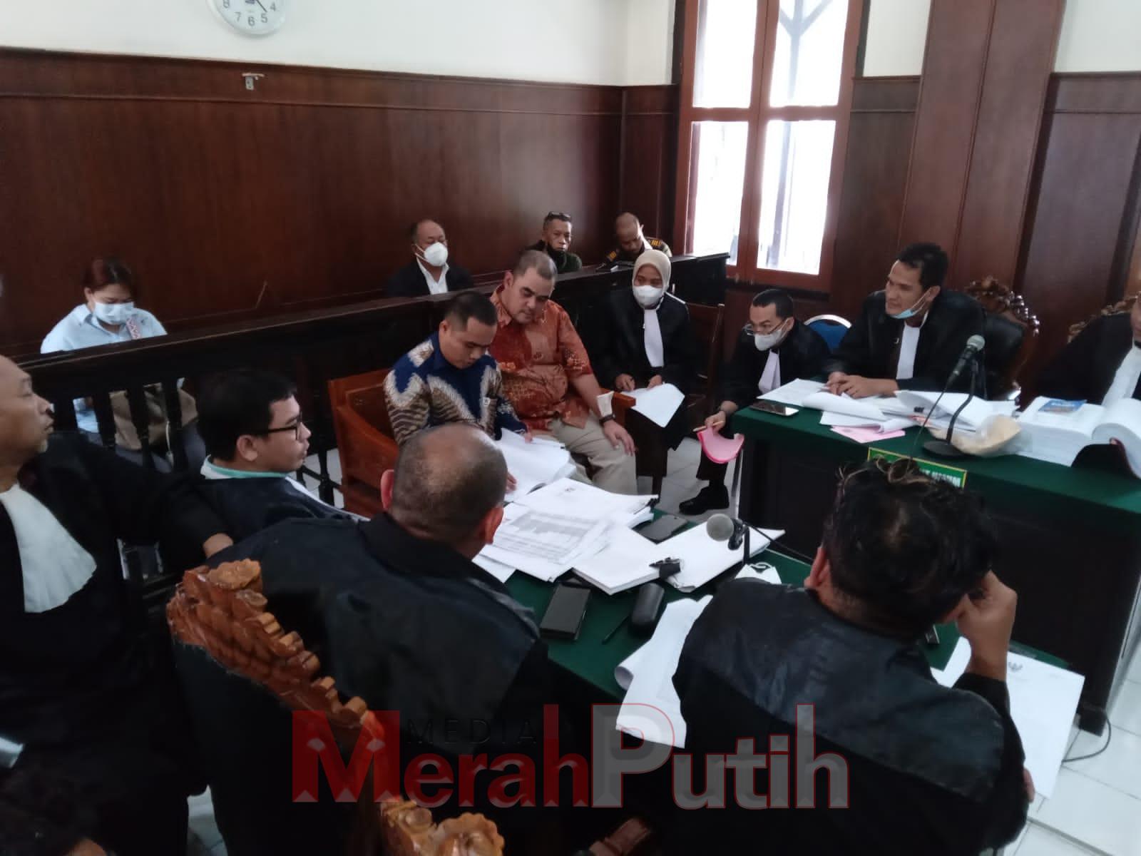 Terdakwa Rochmad Herdito dan Wahid Budiman diadili terkait perkara pemalsuan dan pengunaan Daftar Piutang Tetap (DPT), Kamis (2/2) di PN Surabaya I MMP I Ti0
